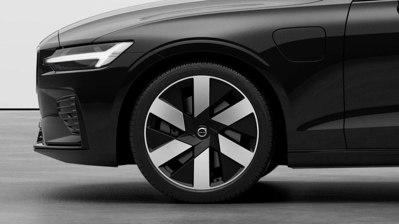 Volvo V60 T8 Plug-in hybrid AWD Ultra Perf. Ed. Dark | Dec. 2025 Leverbaar | Bowers & Wilkins Premium Sound | Massage | 360 Graden Camera | Stoelventilatie | Panoramisch Schuif-/Kanteldak | Adaptieve Cruise Control | BLIS | Keyless | Polestar Performance |