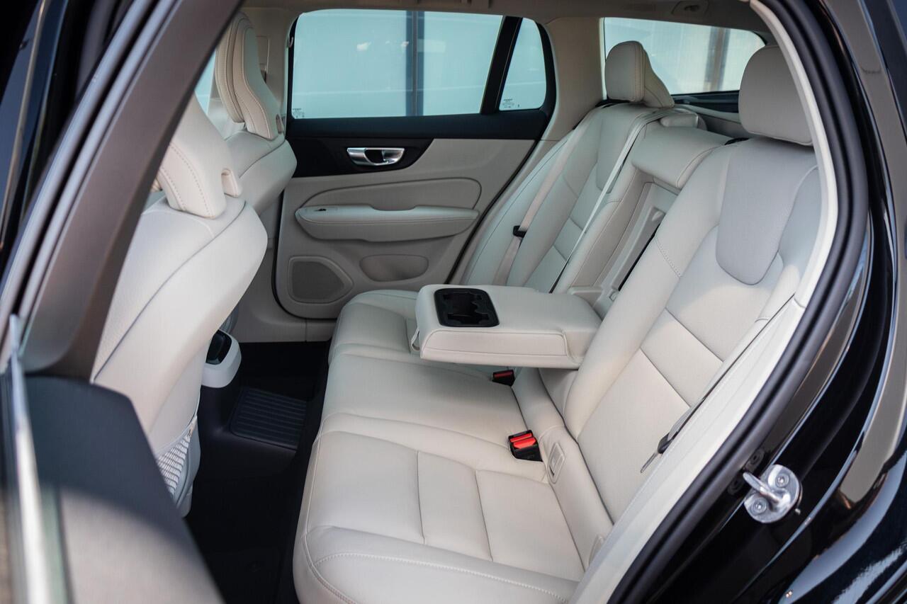 Volvo V60 2.0 T6 Plug-in hybrid AWD Ultra Bright | Adaptieve Cruise Control | Dodehoek Detectie | 360 Camera | Adaptieve Koplampen | Head-Up Display | Leder Blond | Elektr. Stoelen | Stoel+Stuurverwarming