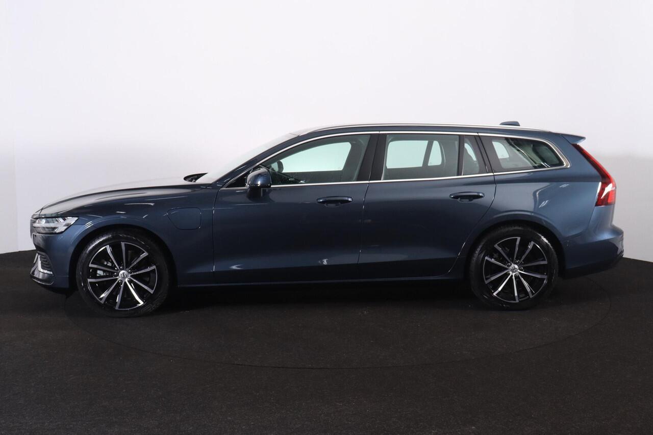Volvo V60 T6 Recharge AWD Essential - IntelliSafe Assist & Surround - Parkeercamera achter - Verwarmde voorstoelen, stuur & achterbank - Parkeersensoren voor & achter - High Performance audio - Elektr. inklapbare trekhaak - 18' LMV