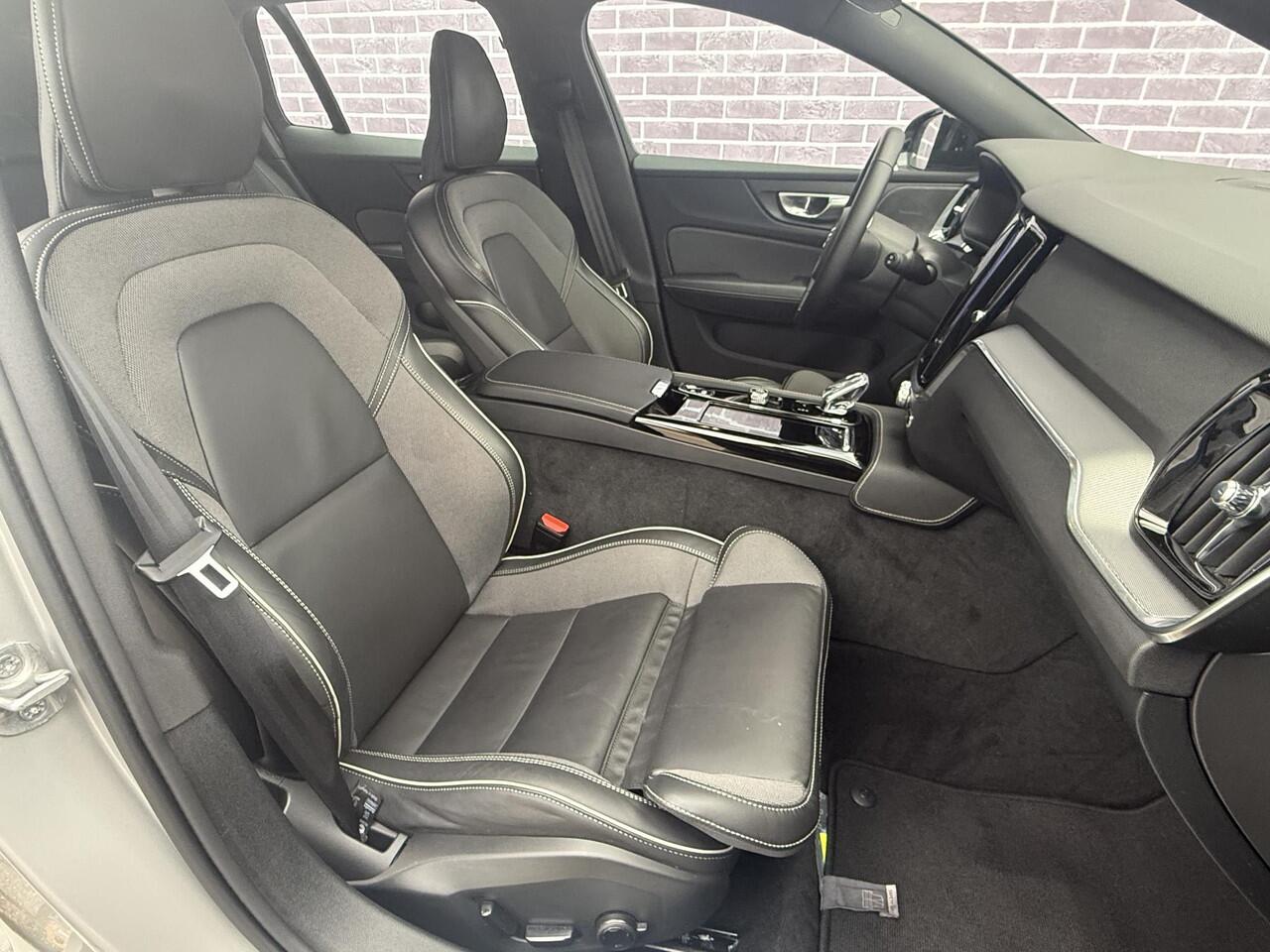 Volvo V60 2.0 T6 Plug-in hybrid AWD Plus Dark | 360° Camera | Stoel en stuurverwarming | Trekhaak | Adaptieve cruise control | Harman/Kardon audio | BLIS dodehoekdetectie |