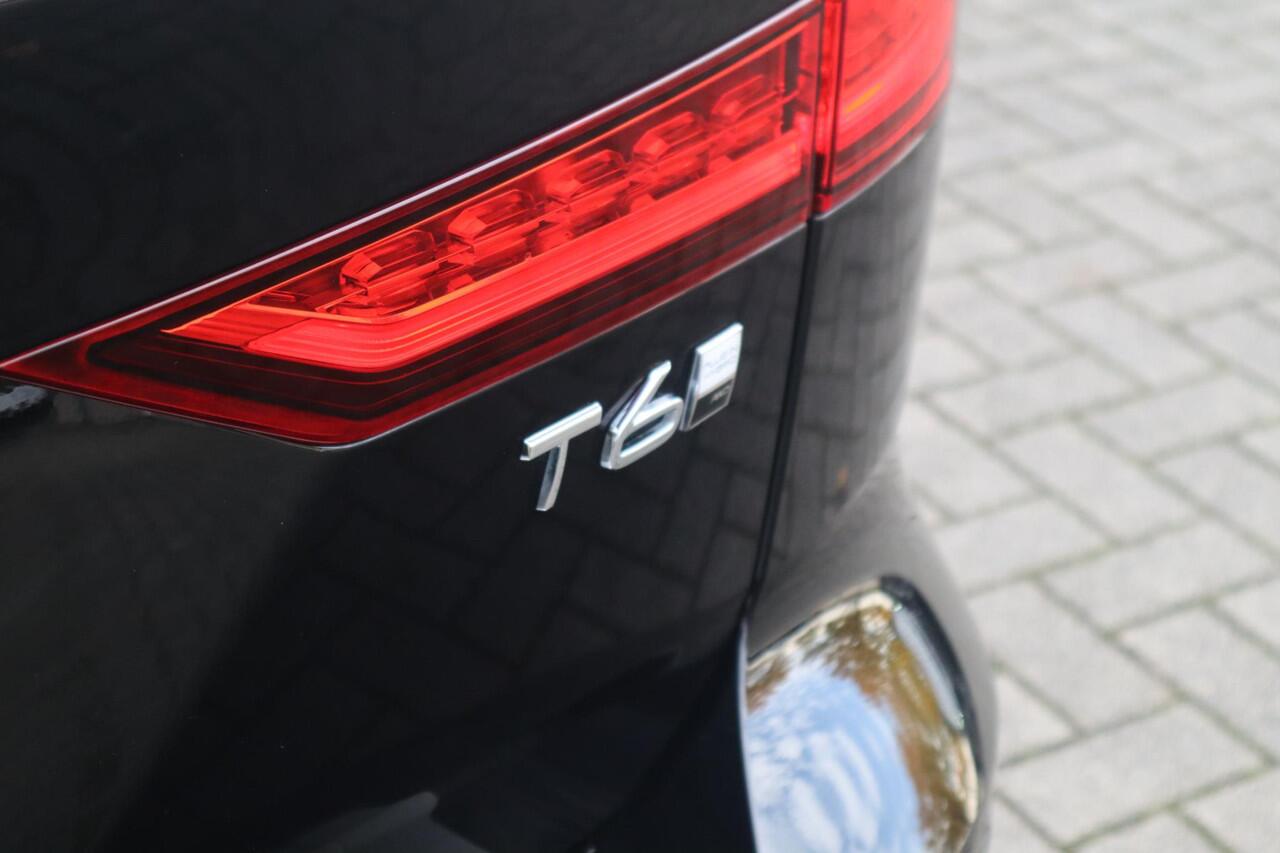 Volvo V60 2.0 T6 Plug-in hybrid AWD Essential Edition | Stoelverwarming voor + achter| Stuurwielverwarming| Side-Skirts| RVS- bumperbescherming achter|