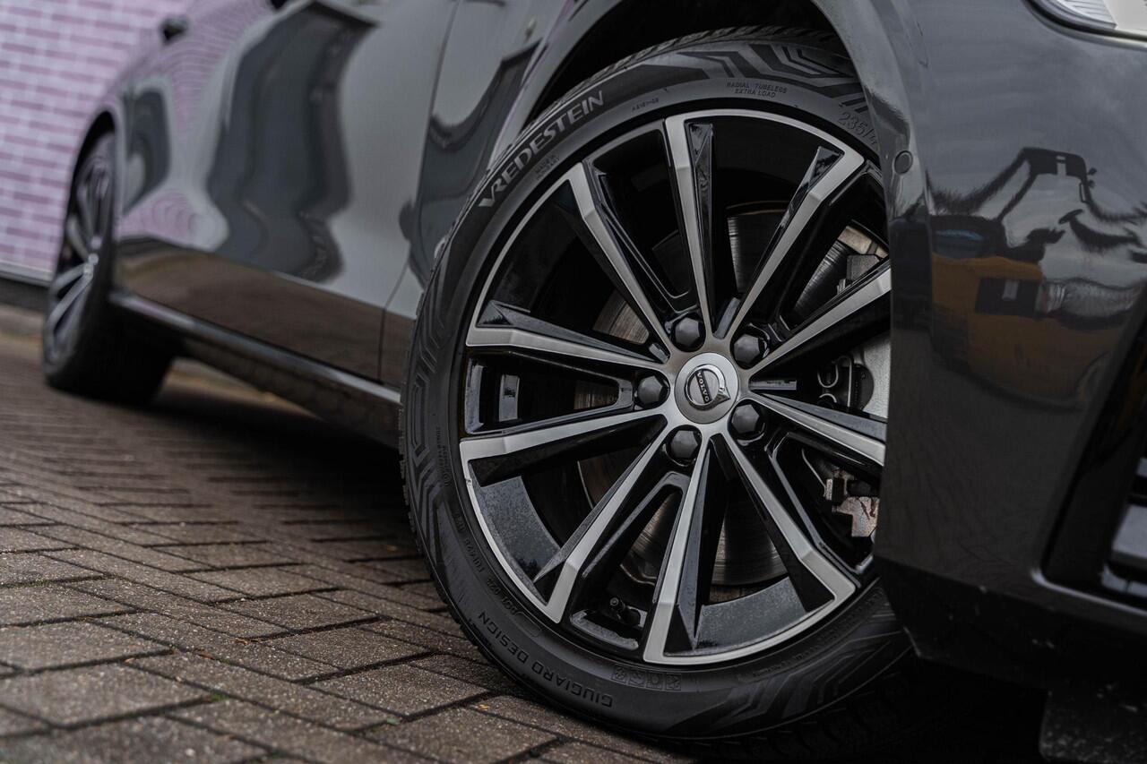 Volvo V60 2.0 T6 Plug-in hybrid AWD Plus Dark | Harman Kardon Audio | Trekhaak | Stoel- / Stuurverwarming Voor + Achter | 360 Camera | Adaptive Cruise | Long Range | Google | Carplay | Dodehoekdetectie