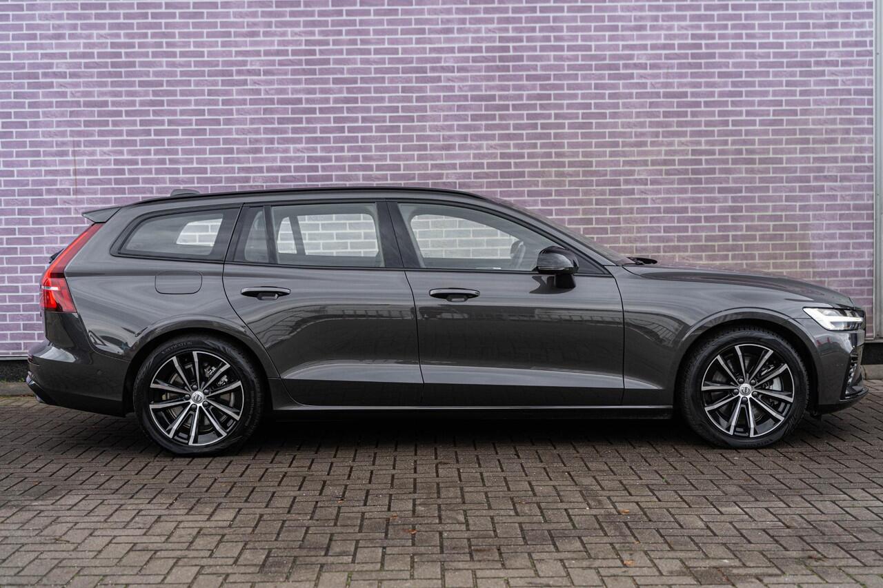 Volvo V60 2.0 T6 Plug-in hybrid AWD Plus Dark | Harman Kardon Audio | Trekhaak | Stoel- / Stuurverwarming Voor + Achter | 360 Camera | Adaptive Cruise | Long Range | Google | Carplay | Dodehoekdetectie