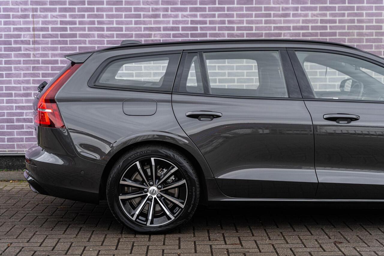 Volvo V60 2.0 T6 Plug-in hybrid AWD Plus Dark | Harman Kardon Audio | Trekhaak | Stoel- / Stuurverwarming Voor + Achter | 360 Camera | Adaptive Cruise | Long Range | Google | Carplay | Dodehoekdetectie