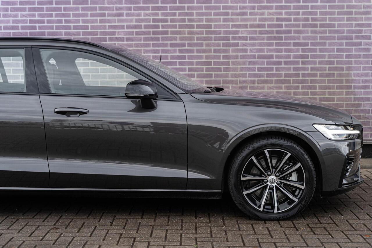 Volvo V60 2.0 T6 Plug-in hybrid AWD Plus Dark | Harman Kardon Audio | Trekhaak | Stoel- / Stuurverwarming Voor + Achter | 360 Camera | Adaptive Cruise | Long Range | Google | Carplay | Dodehoekdetectie
