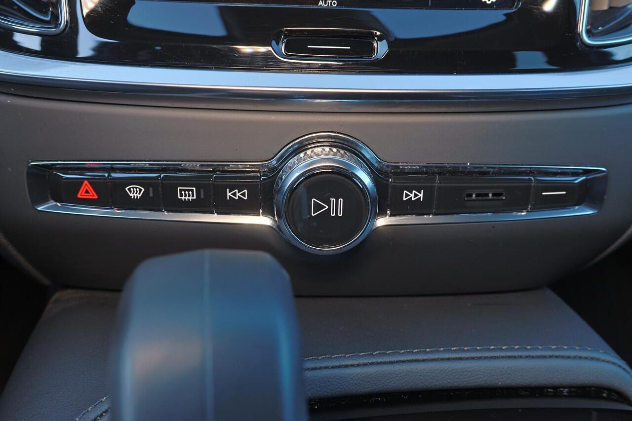 Volvo V60 T6 Recharge AWD Plus Dark - IntelliSafe Assist & Surround - 360º Camera - Harman/Kardon audio - Adaptieve LED koplampen - Verwarmde voorstoelen, stuur & achterbank - Parkeersensoren voor & achter - Elektr. bedienb. voorstoelen met geheugen - Extra getint 