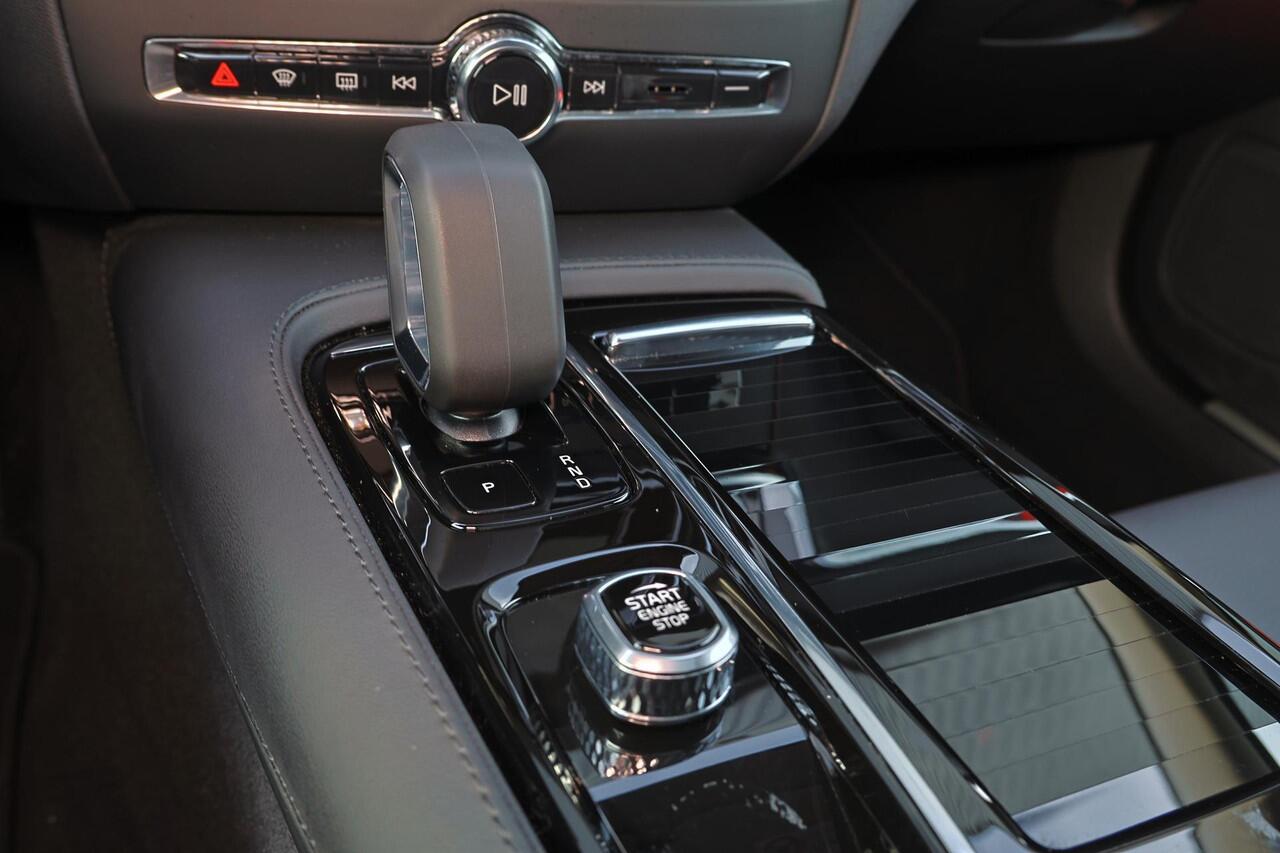 Volvo V60 T6 Recharge AWD Plus Dark - Panorama/schuifdak - IntelliSafe Assist & Surround - 360º Camera - Harman/Kardon audio - Adaptieve LED koplampen - Verwarmde voorstoelen, stuur & achterbank - Parkeersensoren voor & achter - Elektr. bedienb. voorstoelen met geh