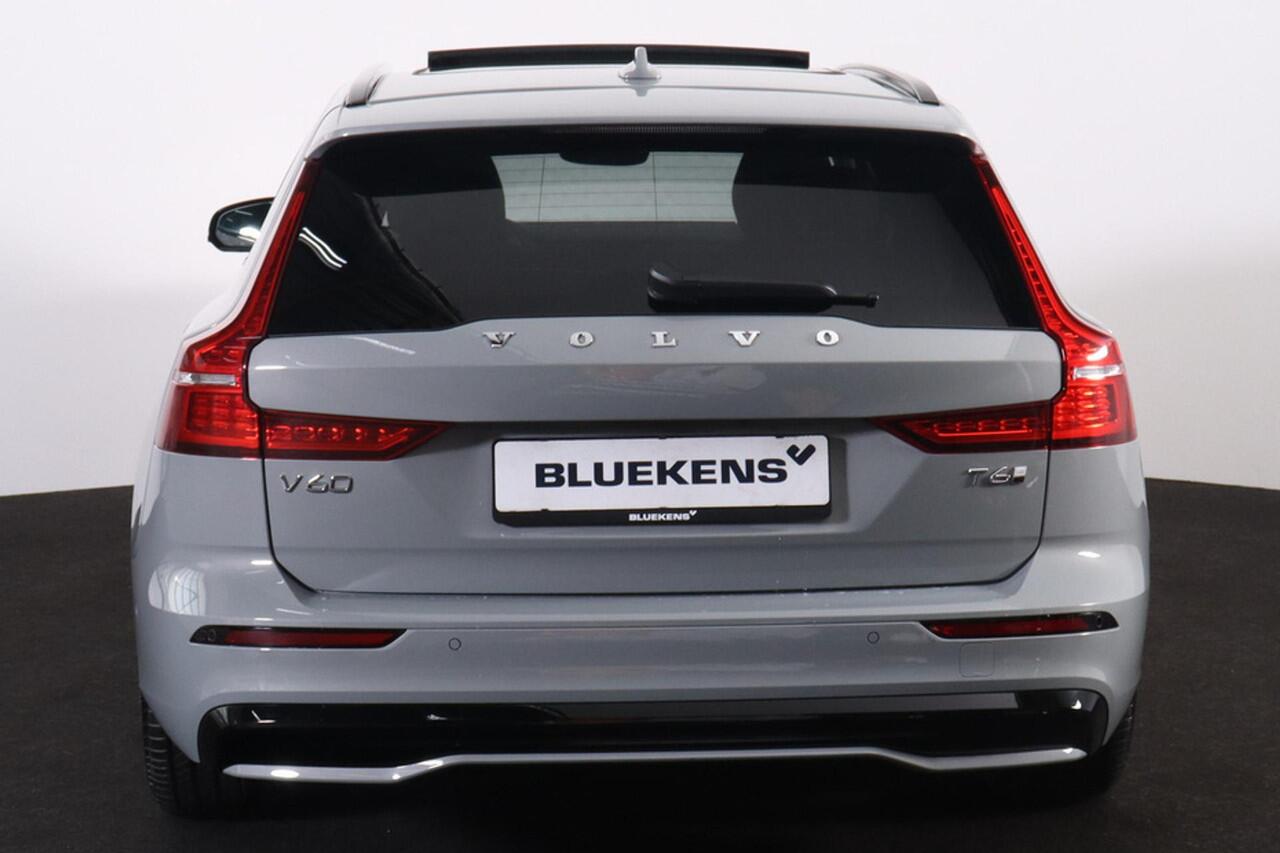 Volvo V60 T6 Recharge AWD Plus Dark - Panorama/schuifdak - IntelliSafe Assist & Surround - 360º Camera - Harman/Kardon audio - Adaptieve LED koplampen - Verwarmde voorstoelen, stuur & achterbank - Parkeersensoren voor & achter - Elektr. bedienb. voorstoelen met geh
