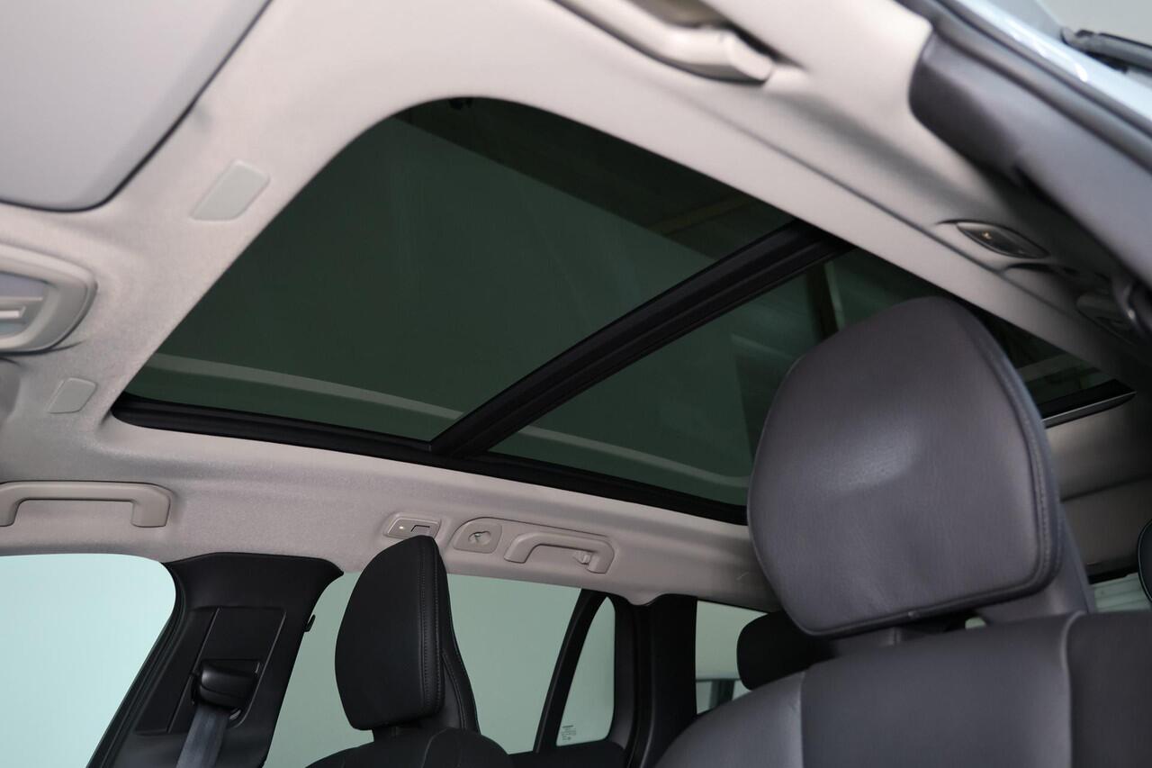 Volvo V60 T6 Recharge AWD Plus Dark - Panorama/schuifdak - IntelliSafe Assist & Surround - 360º Camera - Harman/Kardon audio - Adaptieve LED koplampen - Verwarmde voorstoelen, stuur & achterbank - Parkeersensoren voor & achter - Elektr. bedienb. voorstoelen met geh