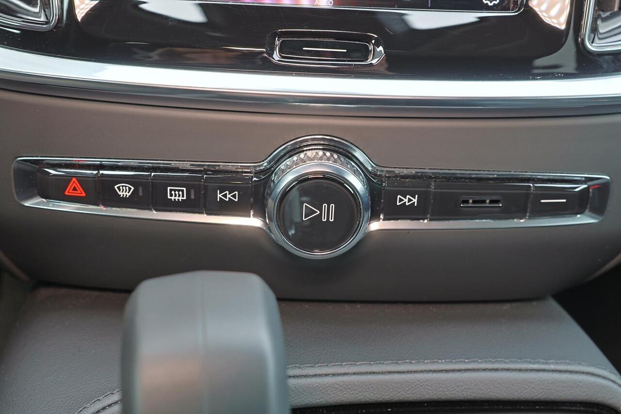 Volvo V60 T6 Recharge AWD Plus Dark - IntelliSafe Assist & Surround - 360º Camera - Harman/Kardon audio - Adaptieve LED koplampen - Verwarmde voorstoelen, stuur & achterbank - Parkeersensoren voor & achter - Elektr. bedienb. voorstoelen met geheugen - Extra getint 