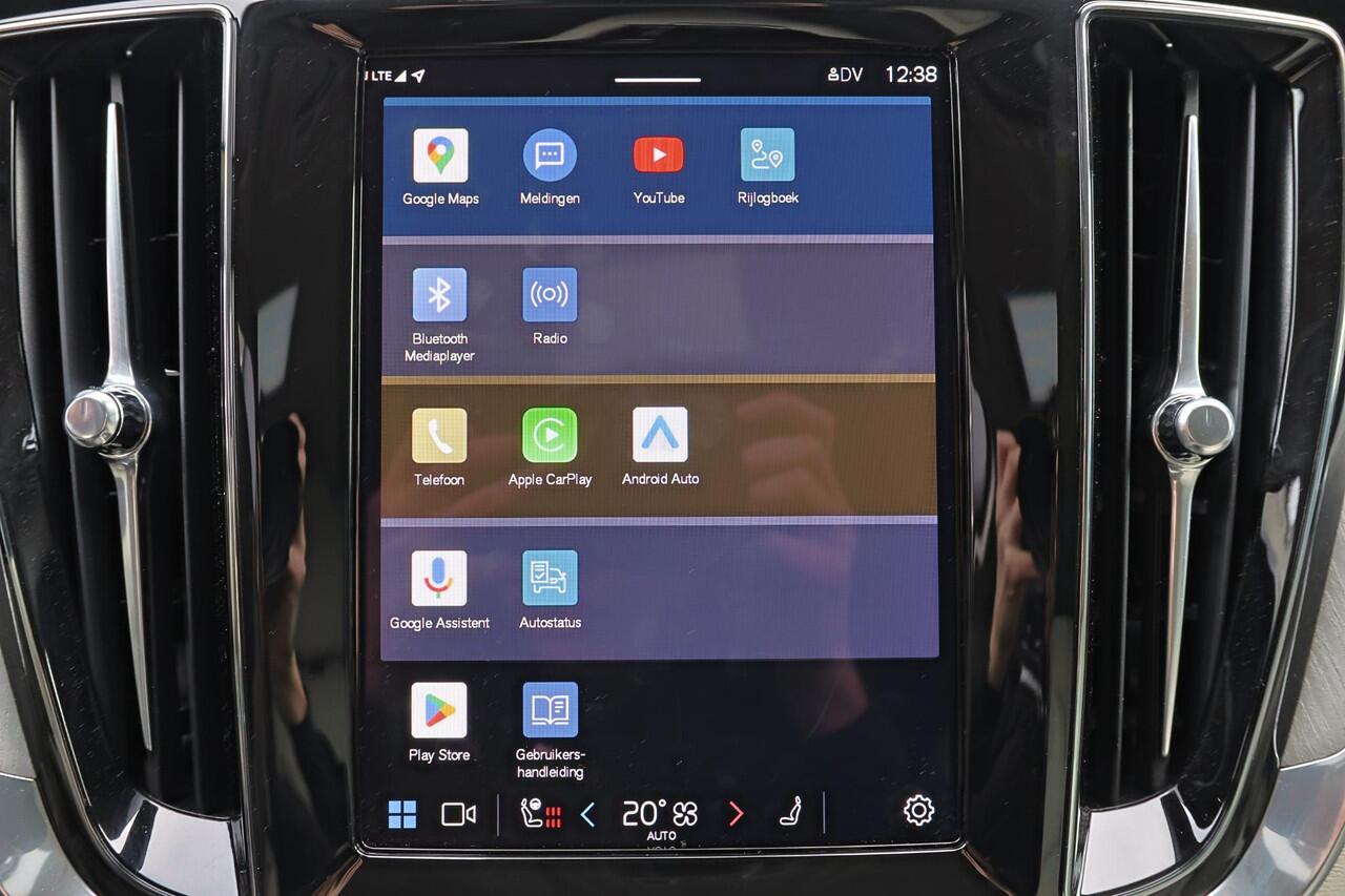 Volvo V60 T6 Recharge AWD Essential - Intellisafe Assist/Surround - Lederen bekleding - Verwarmbare voorstoelen - Verwarmbaar stuurwiel - Verwarmbare achterbank - Parkeercamera achter - Parkeersensoren v/a - Exterior Styling Kit - 19' LMV - Getint glas