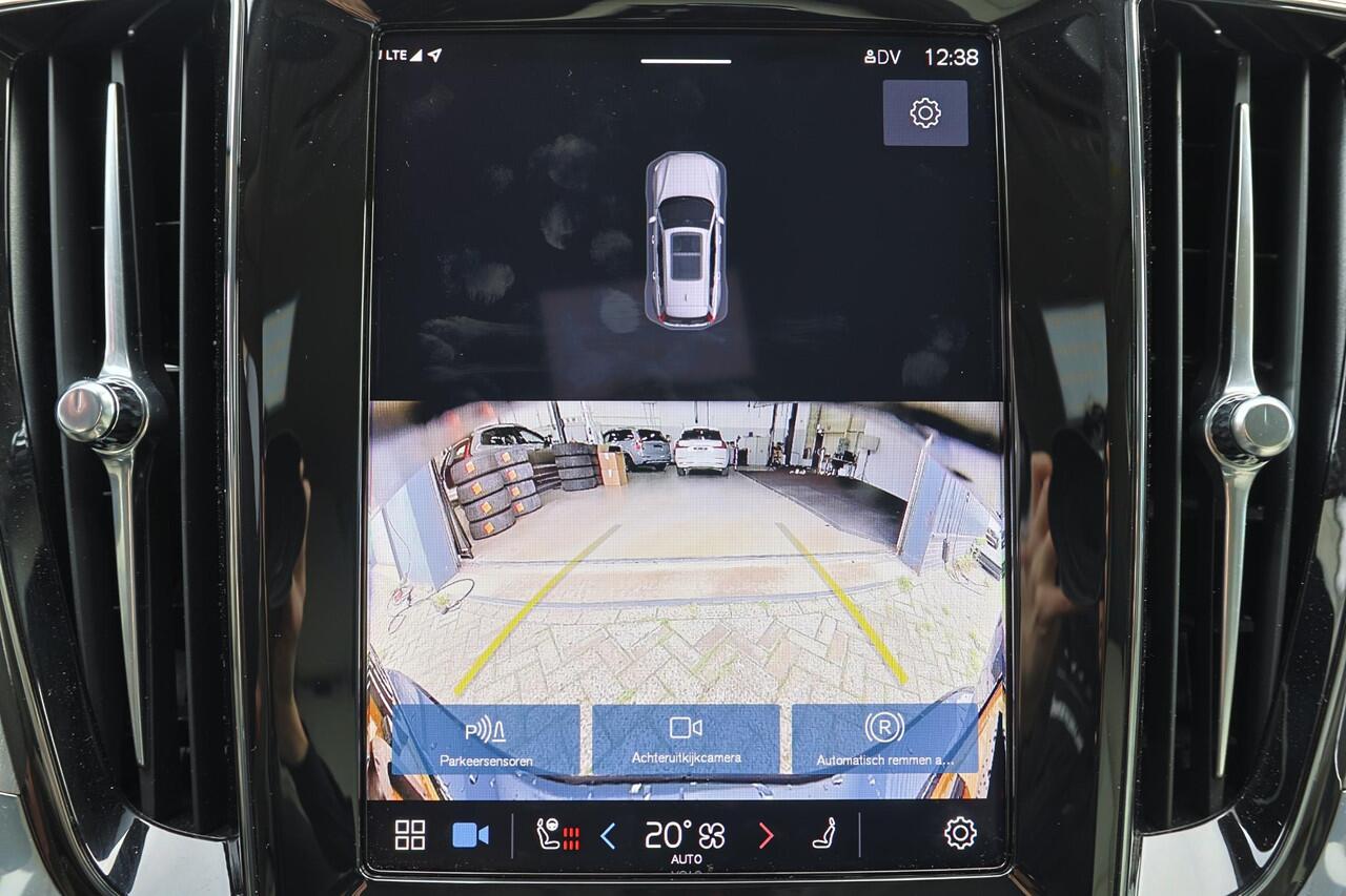 Volvo V60 T6 Recharge AWD Essential - Intellisafe Assist/Surround - Lederen bekleding - Verwarmbare voorstoelen - Verwarmbaar stuurwiel - Verwarmbare achterbank - Parkeercamera achter - Parkeersensoren v/a - Exterior Styling Kit - 19' LMV - Getint glas