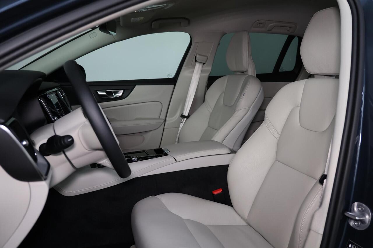 Volvo V60 T6 Recharge AWD Essential - Intellisafe Assist/Surround - Lederen bekleding - Verwarmbare voorstoelen - Verwarmbaar stuurwiel - Verwarmbare achterbank - Parkeercamera achter - Parkeersensoren v/a - Exterior Styling Kit - 19' LMV - Getint glas