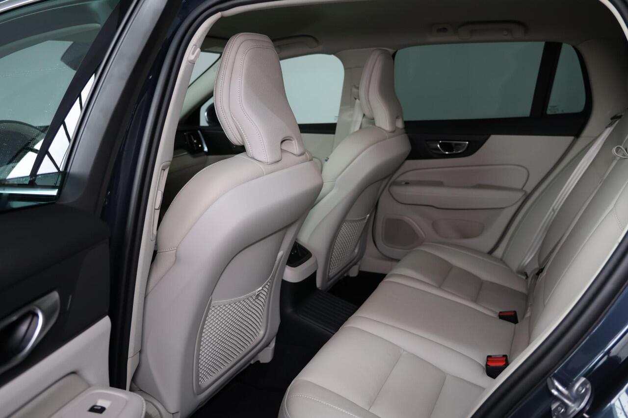 Volvo V60 T6 Recharge AWD Essential - Intellisafe Assist/Surround - Lederen bekleding - Verwarmbare voorstoelen - Verwarmbaar stuurwiel - Verwarmbare achterbank - Parkeercamera achter - Parkeersensoren v/a - Exterior Styling Kit - 19' LMV - Getint glas