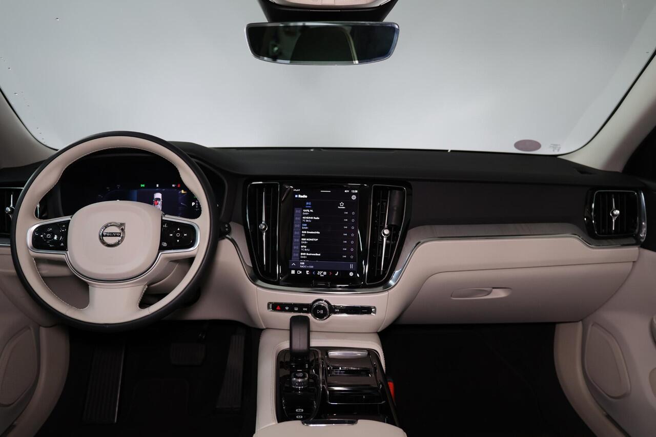 Volvo V60 T6 Recharge AWD Essential - Intellisafe Assist/Surround - Lederen bekleding - Verwarmbare voorstoelen - Verwarmbaar stuurwiel - Verwarmbare achterbank - Parkeercamera achter - Parkeersensoren v/a - Exterior Styling Kit - 19' LMV - Getint glas
