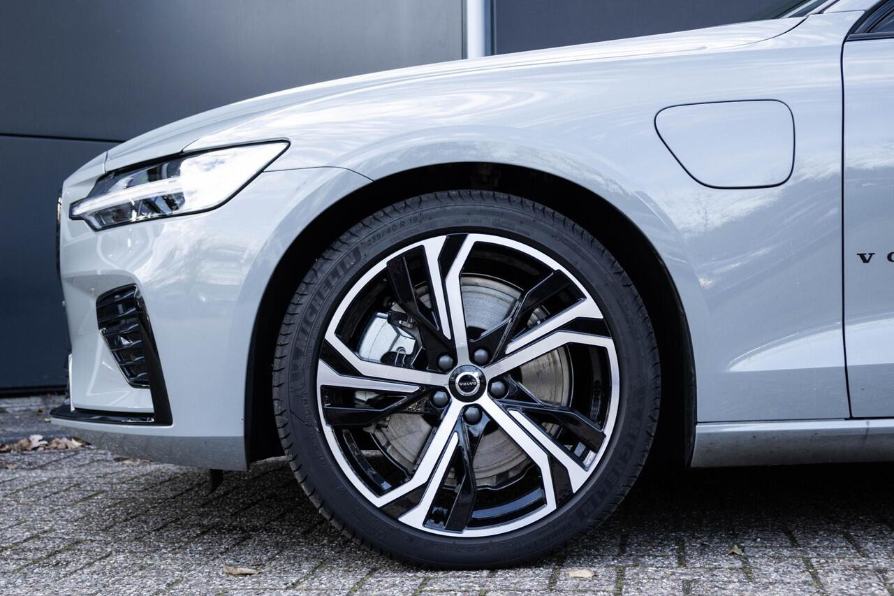 Volvo V60 T6 Plug-in hybrid AWD Plus Dark | | Verwarmbare voorstoelen | Verwarmbaar stuurwiel | Verwarmbare achterbank | Charcoal Sportleder | Zwarte hemel | 19 inch Lichtmetalen velgen | Parkeercamera | Elektrische verstelbare voorstoelen met geheugen | Premium au