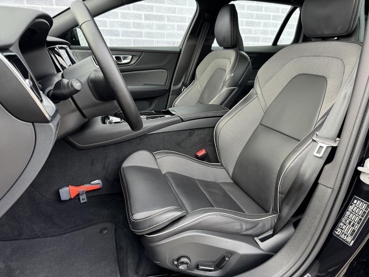 Volvo V60 2.0 T6 Plug-in hybrid AWD Plus Dark | Sportstoelen | Trekhaak | Harman Kardon Audio | 360 Camera | Elektrisch Verstelbare Voorstoelen | Adaptive Cruise Control | Keyless