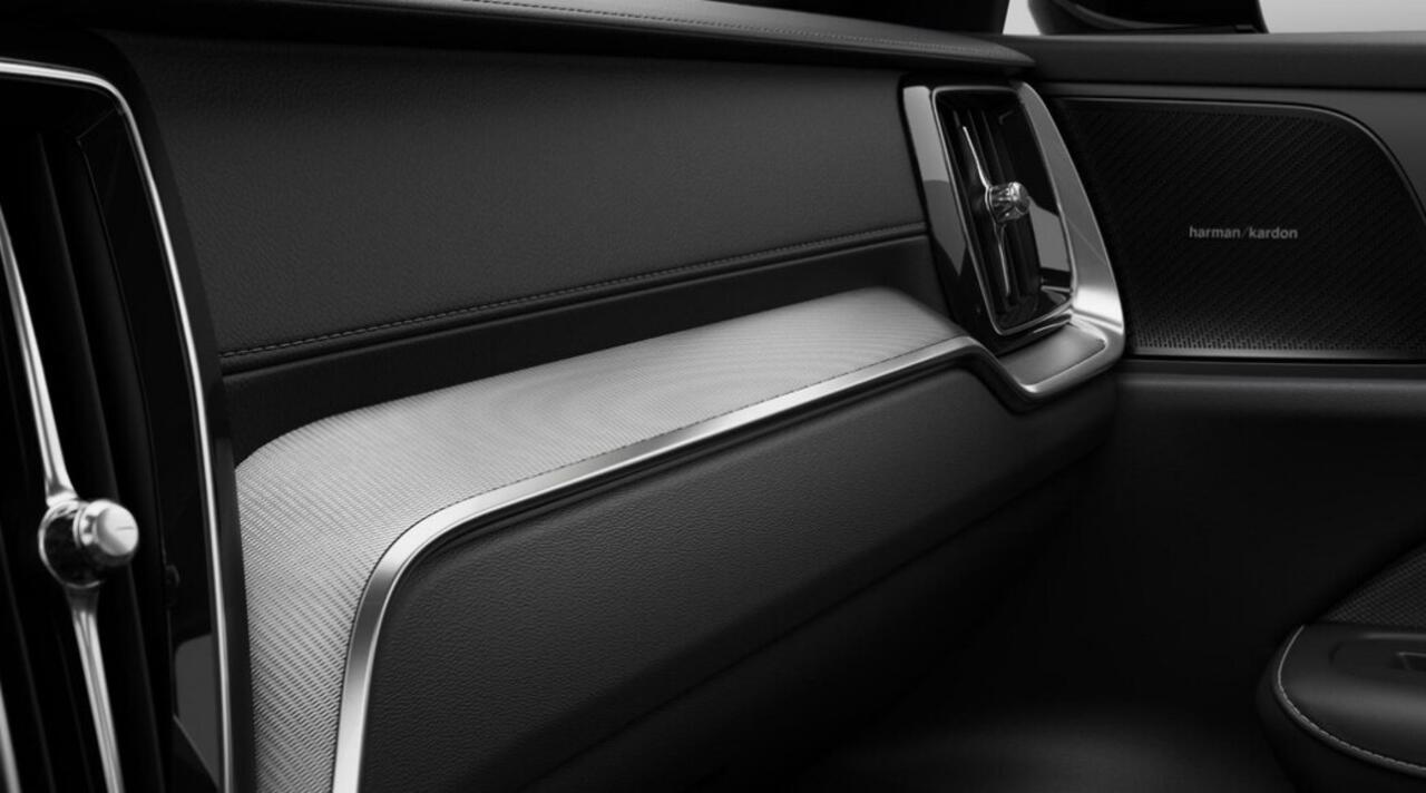 Volvo V60 T8 455PK Automaat AWD Plus Perform. Ed. Dark Polestar Optimalisatie / Glossy black Logo voor en achterzijde / Long Range / 360 Camera / Harman Kardon audio / Head-up display / Panorama dak / Apple carplay / Android auto /