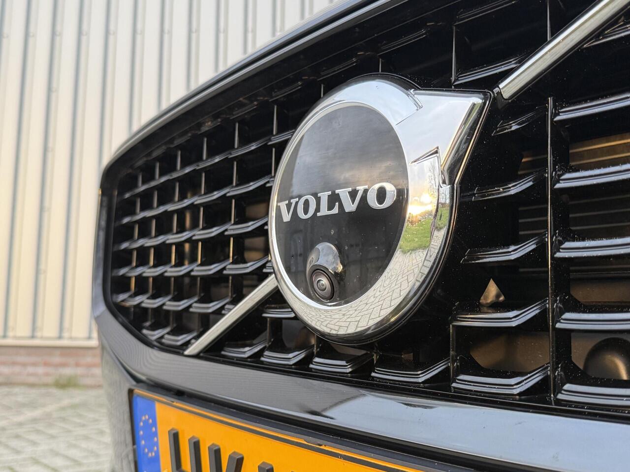 Volvo V60 2.0 T6 Plug-in hybrid AWD Plus Dark l Verwarmbare voorruit l Trekhaak l 360 Camera l
