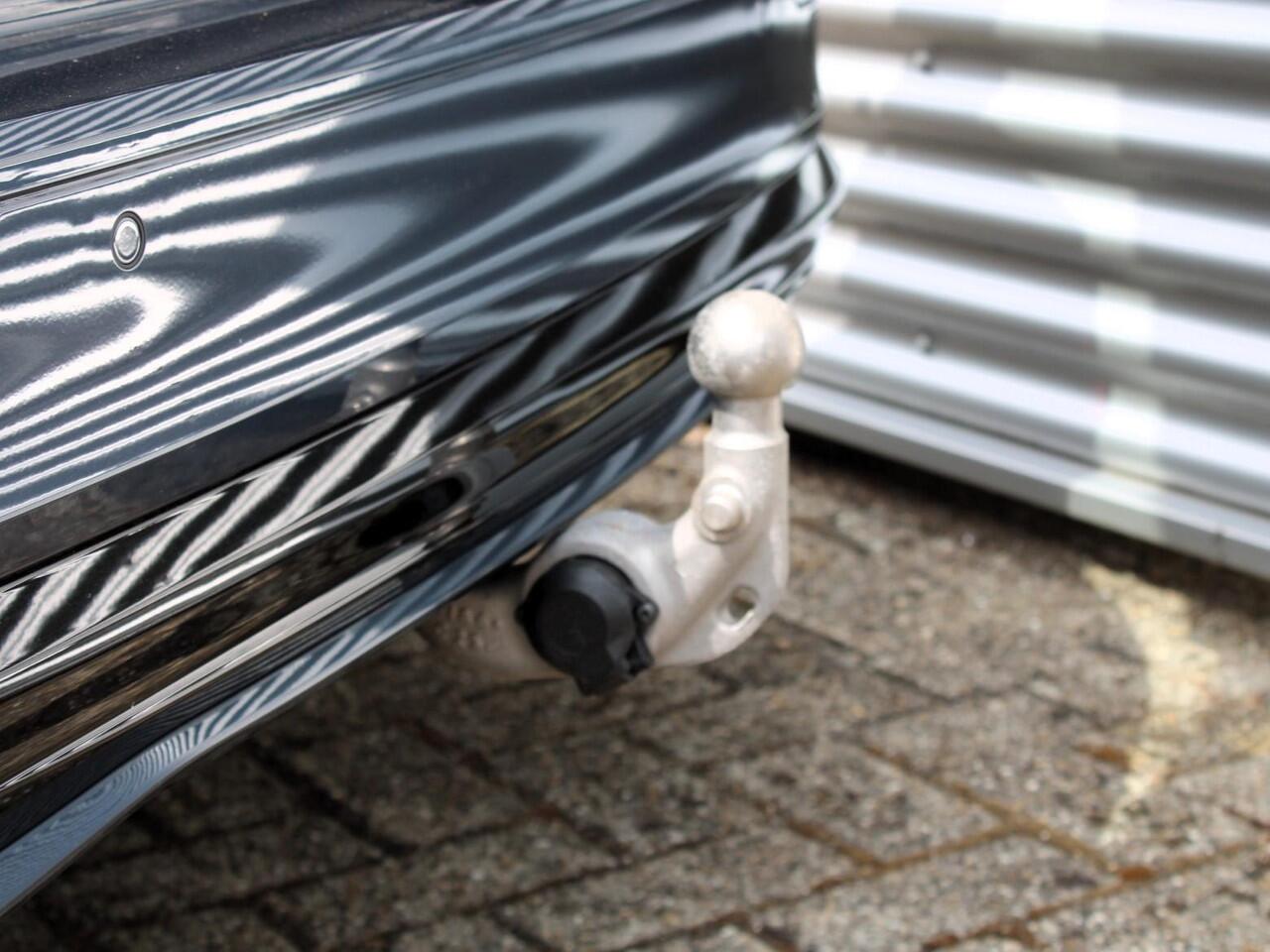 Volvo V60 2.0 T6 Plug-in hybrid AWD Plus Dark Automaat / 360* camera / Trekhaak / Verwarmd voorruit / Long range accu / All season banden