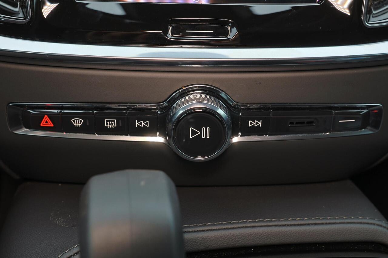 Volvo V60 T6 Recharge AWD Plus Dark - IntelliSafe Assist & Surround - 360º Camera - Harman/Kardon audio - Adaptieve LED koplampen - Verwarmde voorstoelen, stuur & achterbank - Parkeersensoren voor & achter - Elektr. bedienb. voorstoelen met geheugen - Extra getint 