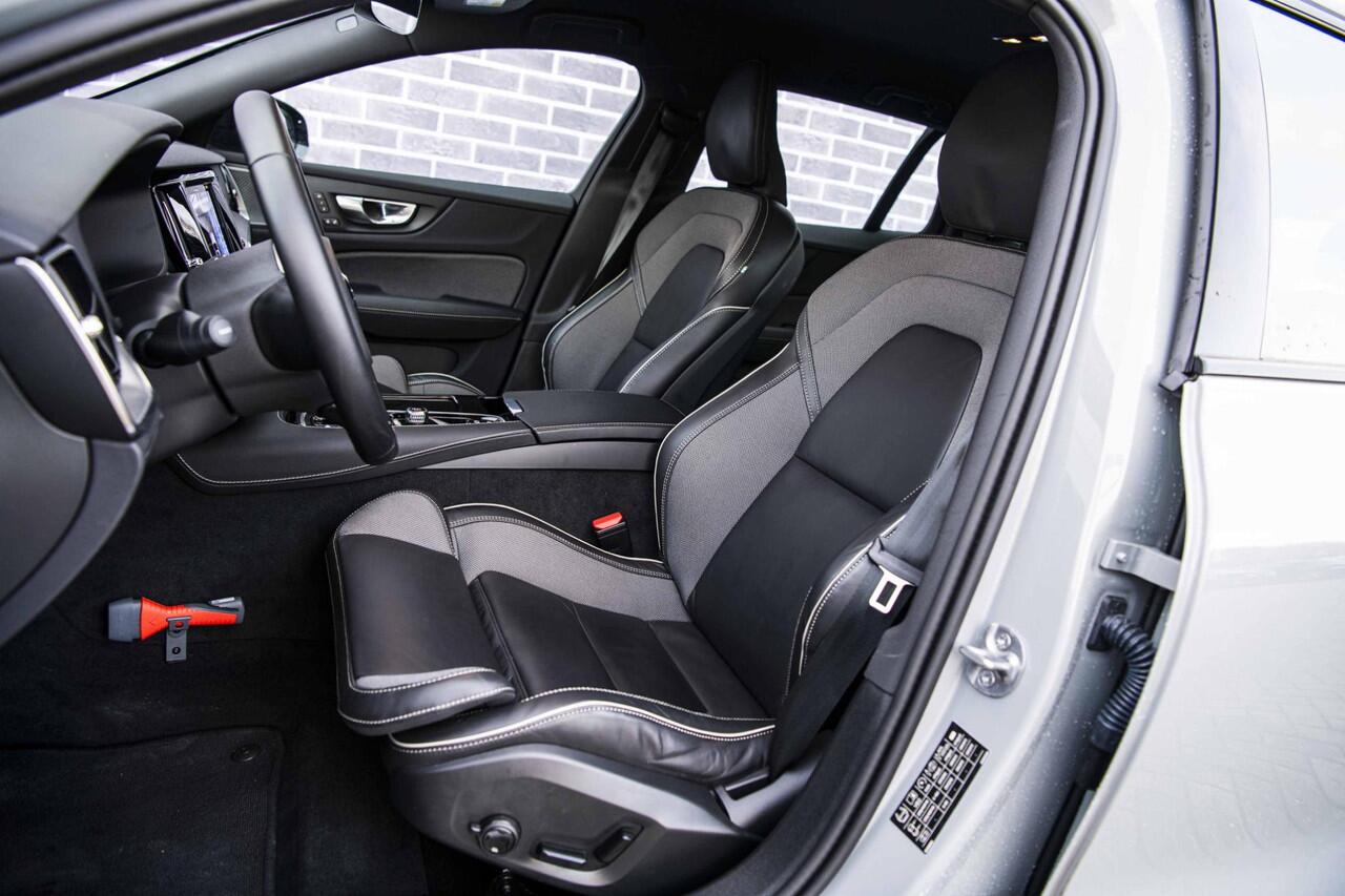 Volvo V60 2.0 T6 Plug-in hybrid AWD Plus Dark | Trekhaak | 360 camera | Harman Kardon audio | Stoel- en stuurwielverwarming | Adaptive cruise control | Dode hoek detectie BLIS |