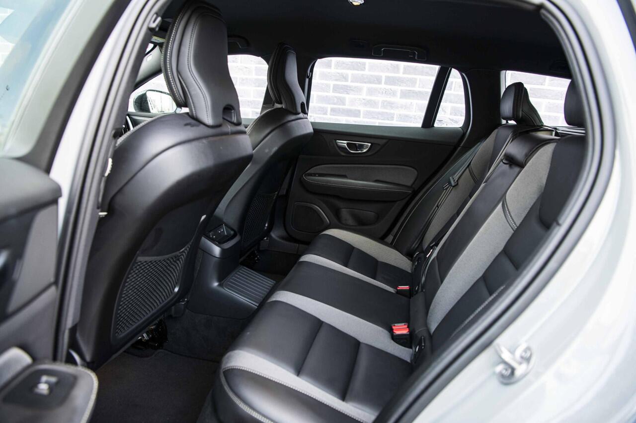 Volvo V60 2.0 T6 Plug-in hybrid AWD Plus Dark | Trekhaak | 360 camera | Harman Kardon audio | Stoel- en stuurwielverwarming | Adaptive cruise control | Dode hoek detectie BLIS |