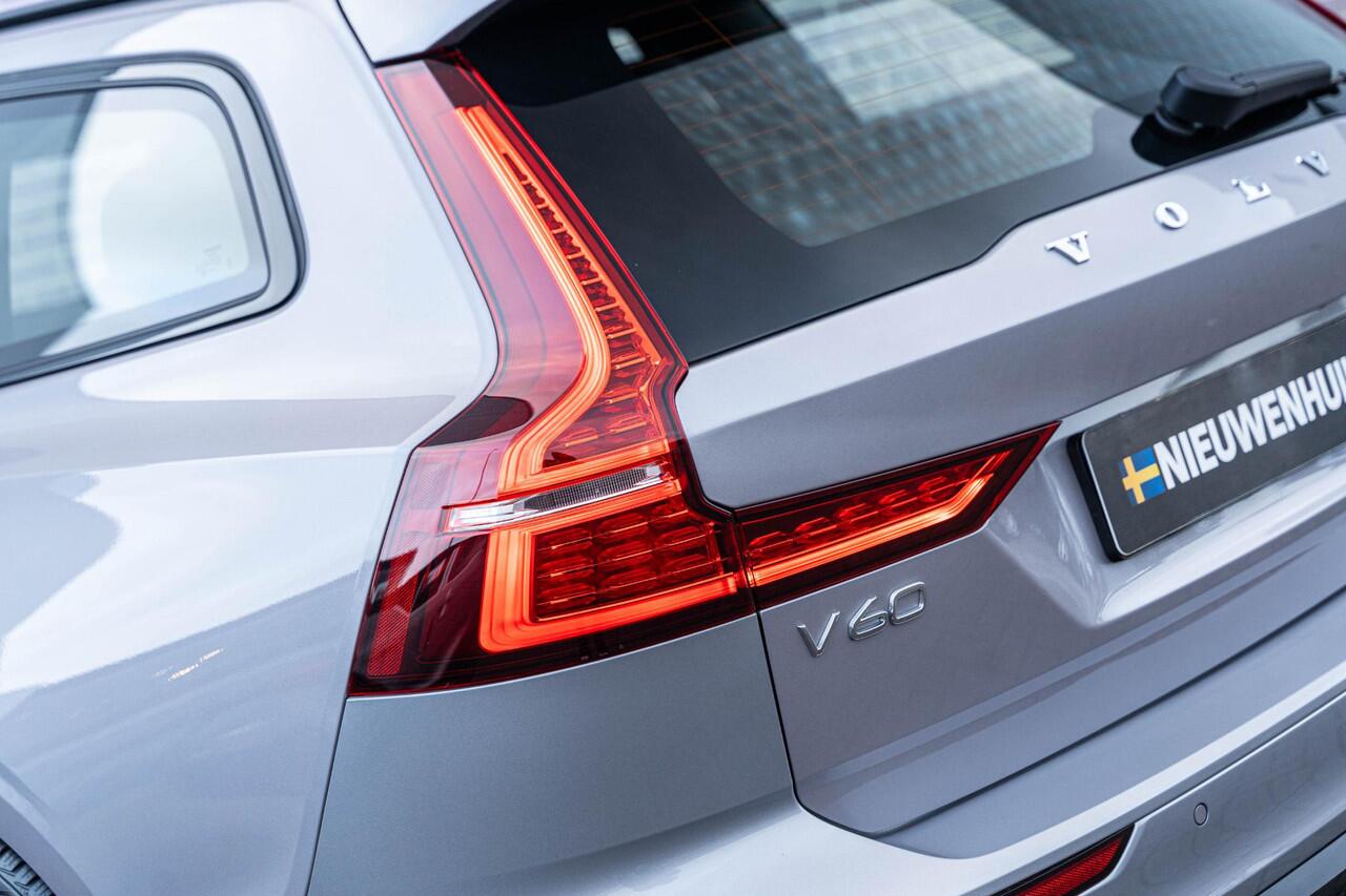 Volvo V60 2.0 T6 Plug-in hybrid AWD Plus Dark | Trekhaak | Harman Kardon | 360º Camera | Verwarmbare voorruit | Stoel- / Stuurverwarming Voor + Achter | Adaptive Cruise | BLIS | Verwarmbare voorruit | Power seats