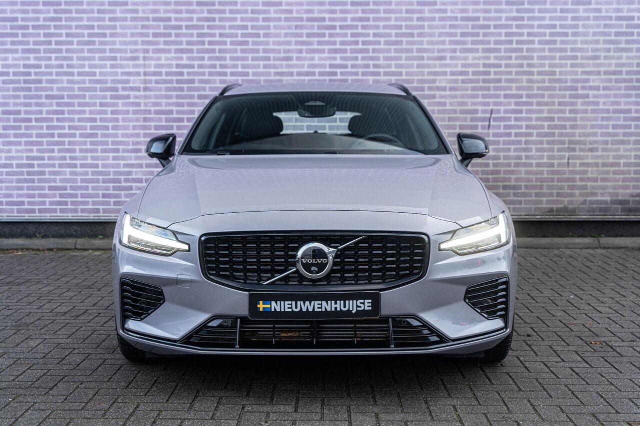 Volvo V60 2.0 T6 Plug-in hybrid AWD Plus Dark | Trekhaak | Harman Kardon | 360º Camera | Verwarmbare voorruit | Stoel- / Stuurverwarming Voor + Achter | Adaptive Cruise | BLIS | Verwarmbare voorruit | Power seats