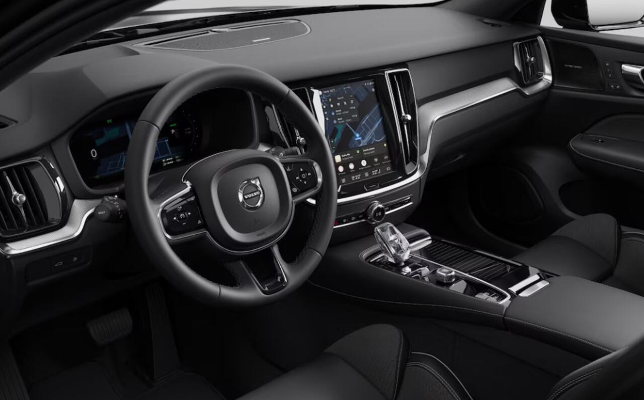 Volvo V60 T8 Plug-in hybrid AWD Plus Dark | Schuif-/Kanteldak | Harman Kardon Audio | Adaptive Cruise Control | Achteruitrijcamera | Keyless Entry | Elek. Verst. Voorstoelen