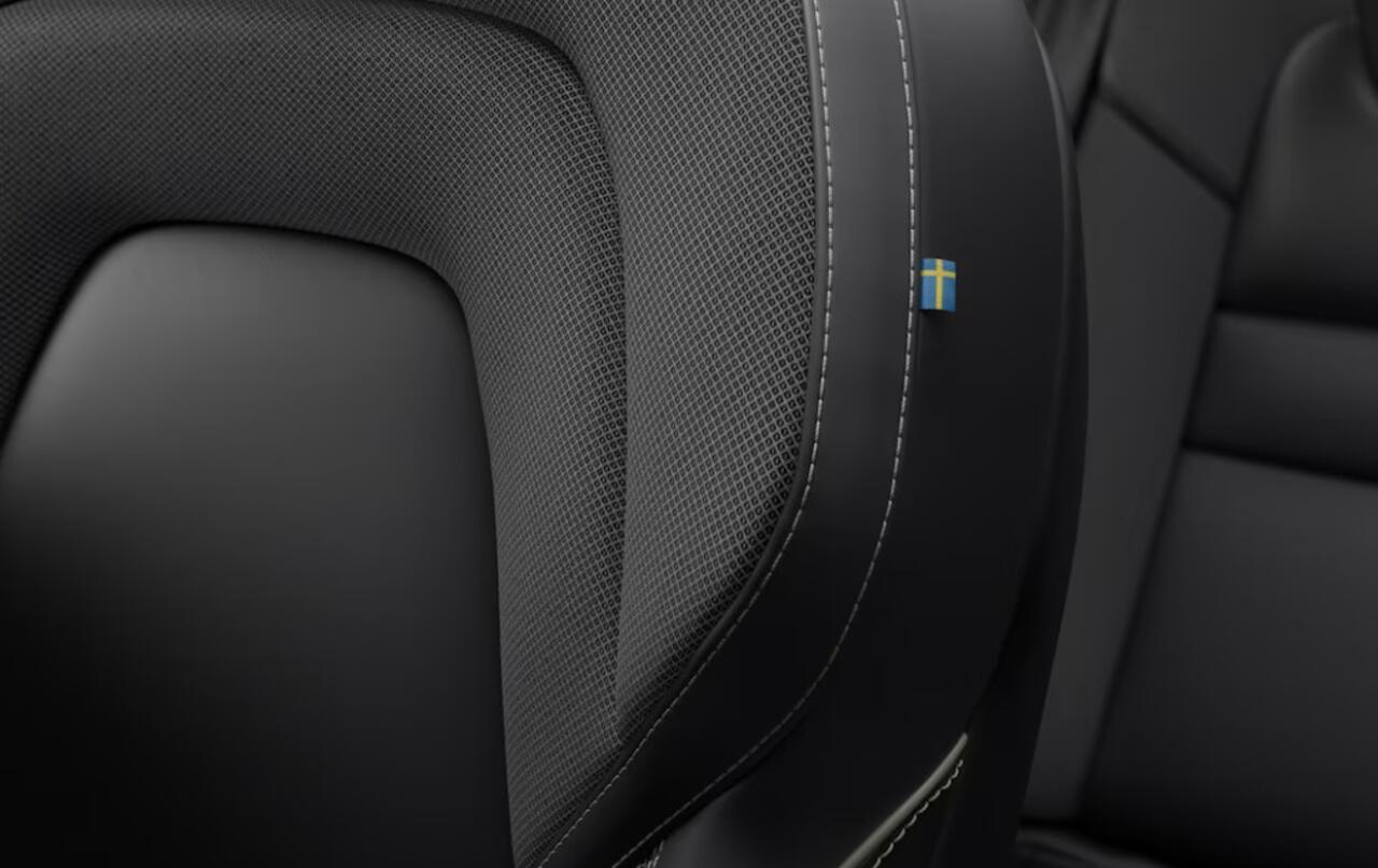 Volvo V60 T8 Plug-in hybrid AWD Plus Dark | Schuif-/Kanteldak | Harman Kardon Audio | Adaptive Cruise Control | Achteruitrijcamera | Keyless Entry | Elek. Verst. Voorstoelen