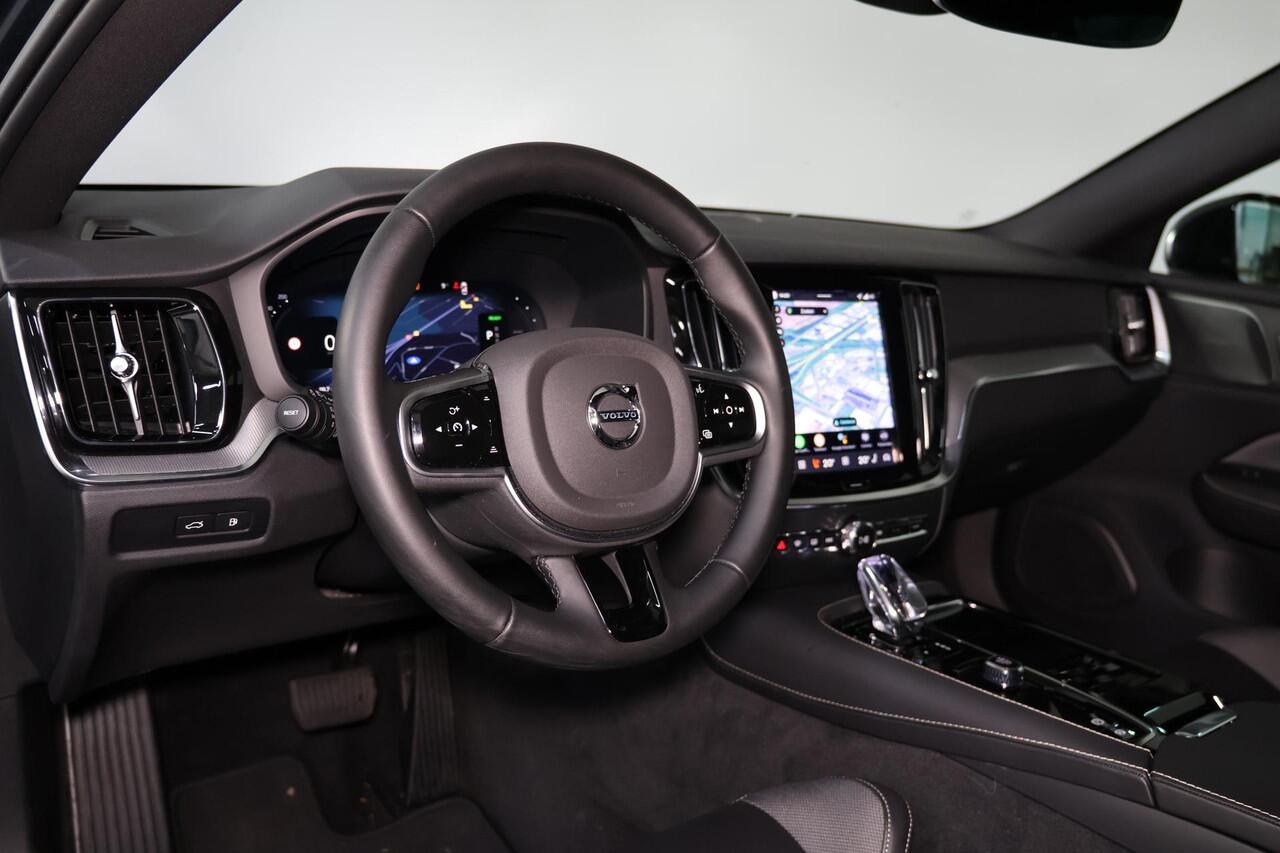 Volvo V60 T6 Recharge AWD Plus Dark Black Edition - Panorama/schuifdak - IntelliSafe Assist & Surround - Parkeercamera achter - Verwarmde voorstoelen, stuur & achterbank - Parkeersensoren voor & achter - Elektr. bedienb. voorstoelen met geheugen - Elektr. inklapbar