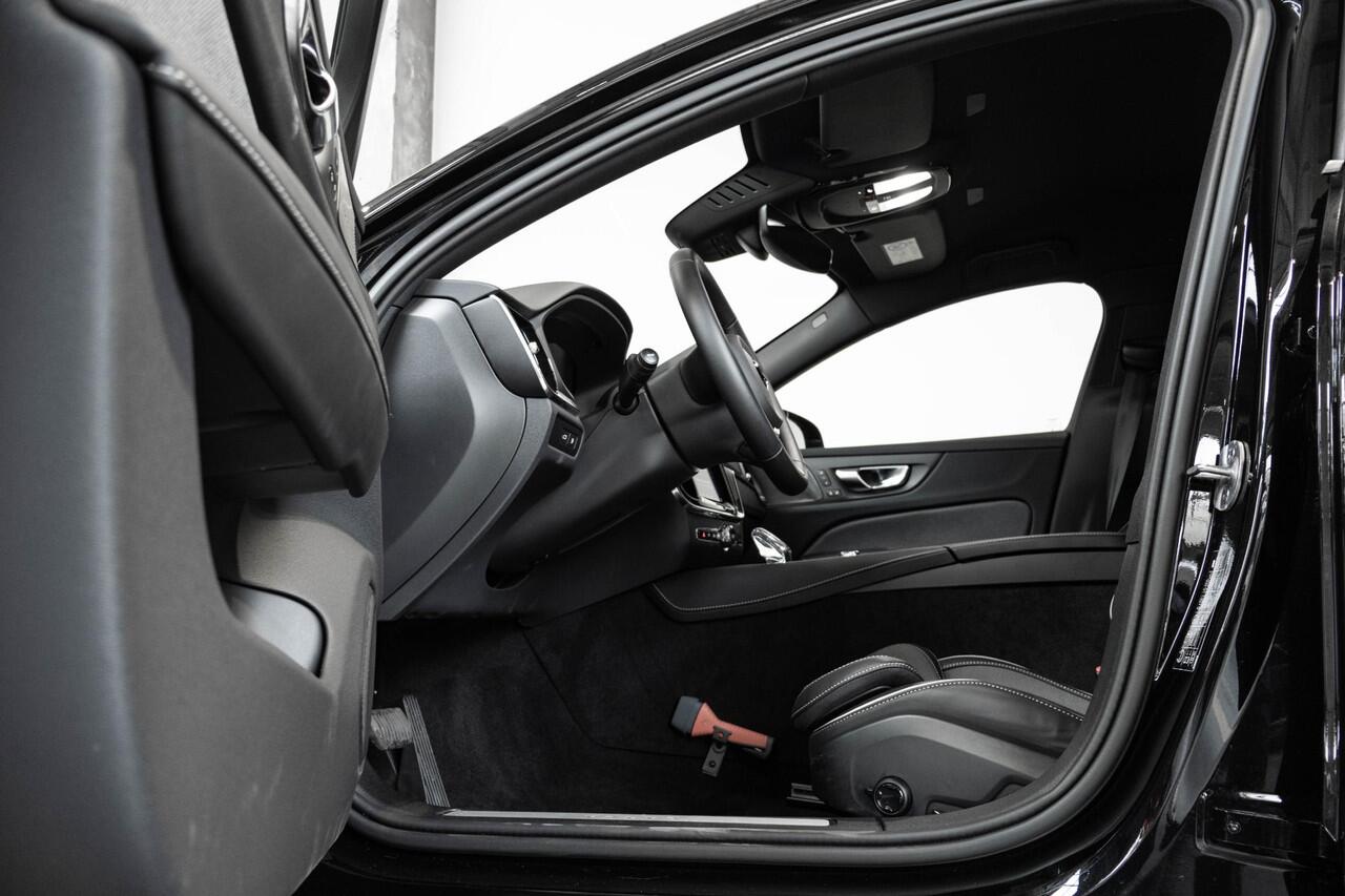 Volvo V60 T6 Plug-in hybrid AWD Plus Dark | Adaptive Cruise Control | 360° Parkeercamera | BLIS | Stoelverwarming | Stuurwielverwarming | Wegklapbare trekhaak | Harman Kardon Premium Audio | Google infotainment | Parkeersensoren voor + achter