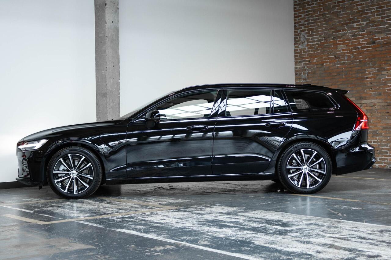 Volvo V60 T6 Plug-in hybrid AWD Plus Dark | Adaptive Cruise Control | 360° Parkeercamera | BLIS | Stoelverwarming | Stuurwielverwarming | Wegklapbare trekhaak | Harman Kardon Premium Audio | Google infotainment | Parkeersensoren voor + achter