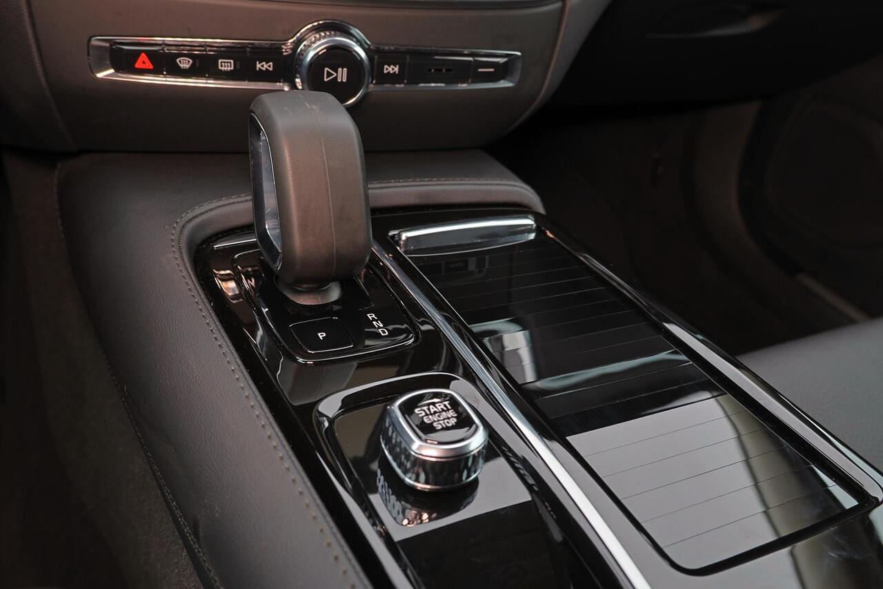 Volvo V60 T6 Recharge AWD Plus Dark - IntelliSafe Assist & Surround - 360º Camera - Harman/Kardon audio - Adaptieve LED koplampen - Verwarmde voorstoelen, stuur & achterbank - Parkeersensoren voor & achter - Elektr. bedienb. voorstoelen met geheugen - Extra getint 