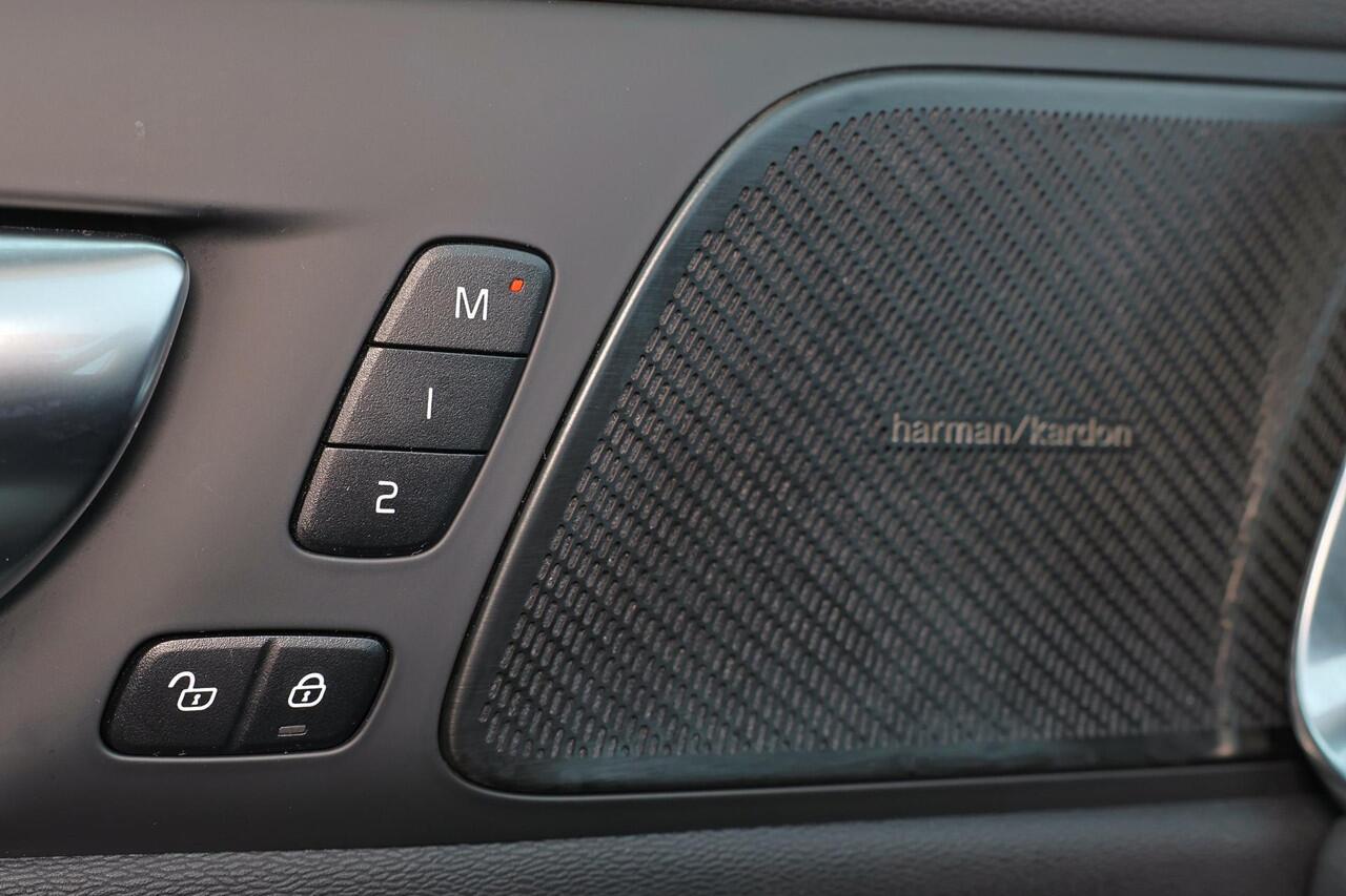 Volvo V60 T6 Recharge AWD Plus Dark - IntelliSafe Assist & Surround - 360º Camera - Harman/Kardon audio - Adaptieve LED koplampen - Verwarmde voorstoelen, stuur & achterbank - Parkeersensoren voor & achter - Elektr. bedienb. voorstoelen met geheugen - Extra getint 