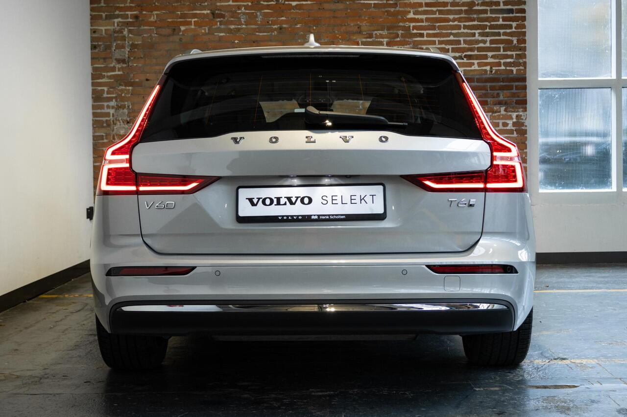 Volvo V60 T6 Plug-in hybrid AWD Essential Bright | Lederen bekleding | Electrische wegklapbare trekhaak | Stoelverwarming | Adaptive cruise Control | Parkeersensoren voor + achter | Parkeercamera | BLIS | Stuurwielverwarming
