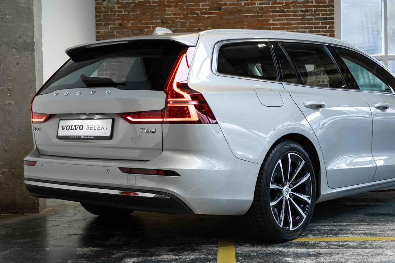Volvo V60 T6 Plug-in hybrid AWD Essential Bright | Lederen bekleding | Electrische wegklapbare trekhaak | Stoelverwarming | Adaptive cruise Control | Parkeersensoren voor + achter | Parkeercamera | BLIS | Stuurwielverwarming