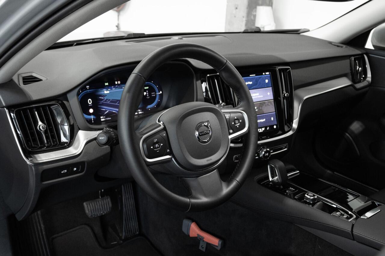 Volvo V60 T6 Plug-in hybrid AWD Essential Bright | Lederen bekleding | Electrische wegklapbare trekhaak | Stoelverwarming | Adaptive cruise Control | Parkeersensoren voor + achter | Parkeercamera | BLIS | Stuurwielverwarming