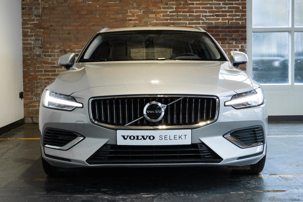 Volvo V60 T6 Plug-in hybrid AWD Essential Bright | Lederen bekleding | Electrische wegklapbare trekhaak | Stoelverwarming | Adaptive cruise Control | Parkeersensoren voor + achter | Parkeercamera | BLIS | Stuurwielverwarming