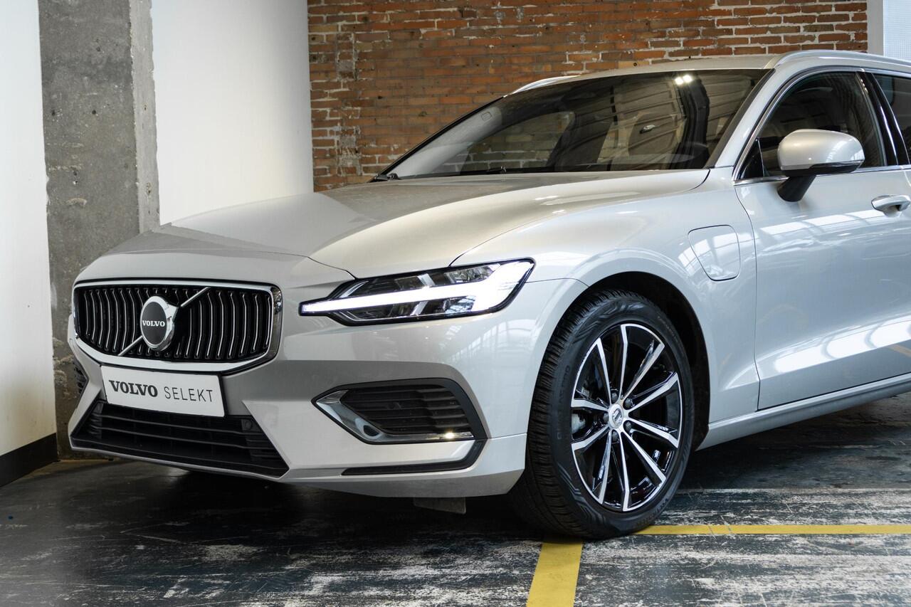 Volvo V60 T6 Plug-in hybrid AWD Essential Bright | Lederen bekleding | Electrische wegklapbare trekhaak | Stoelverwarming | Adaptive cruise Control | Parkeersensoren voor + achter | Parkeercamera | BLIS | Stuurwielverwarming