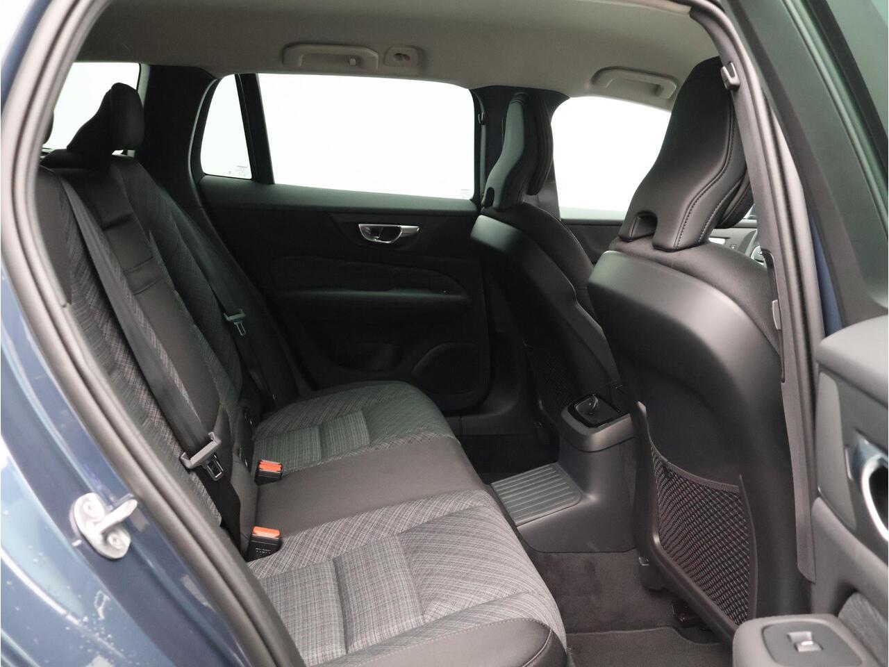 Volvo V60 T6 350PK Plug-in hybrid AWD Core Bright / Trekhaak / Exterior Stylingkit/ 360 Camera / Lighting Pack / Keyless Entry / Full LED / BLIS / Elektrische Achterklep / Park Assist V+A /