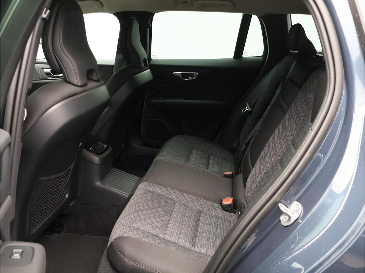 Volvo V60 T6 350PK Plug-in hybrid AWD Core Bright / Trekhaak / Exterior Stylingkit/ 360 Camera / Lighting Pack / Keyless Entry / Full LED / BLIS / Elektrische Achterklep / Park Assist V+A /