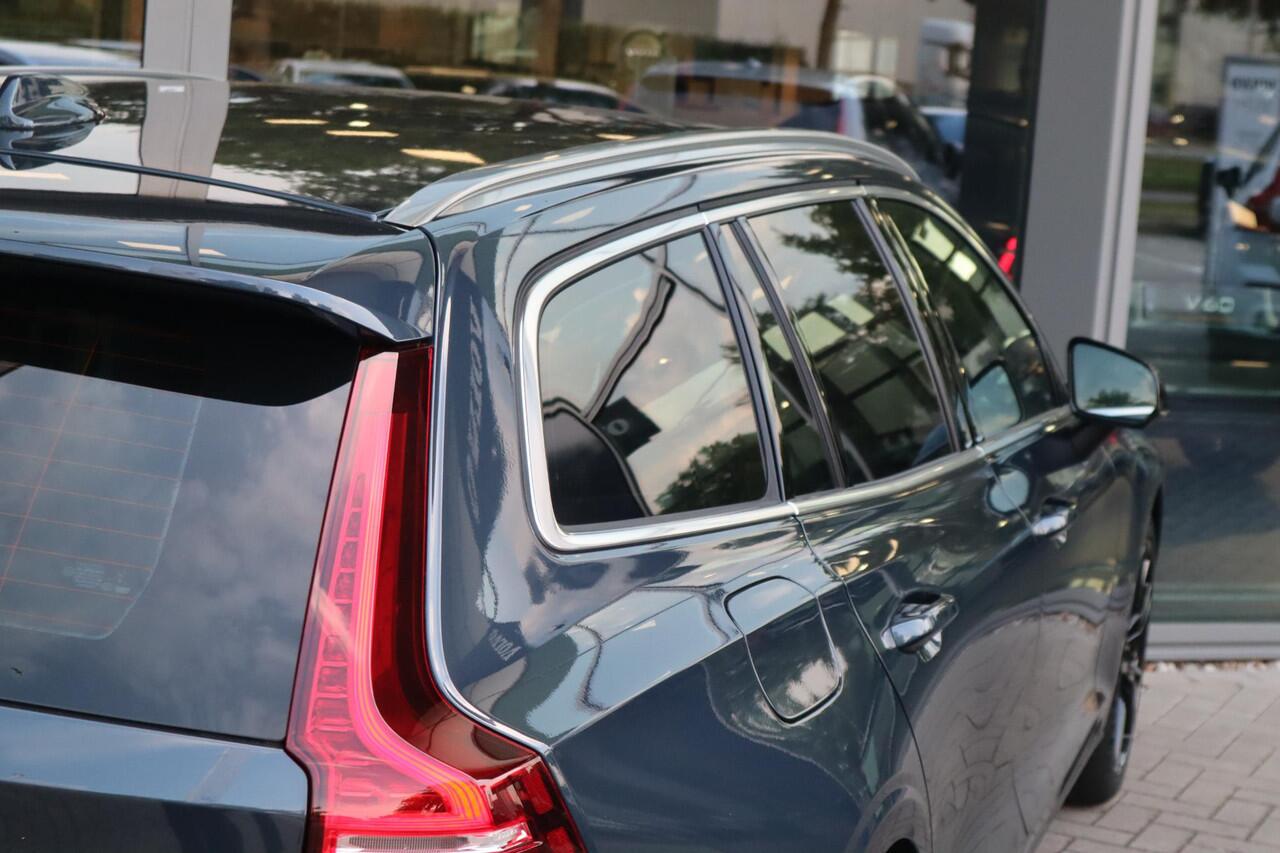 Volvo V60 2.0 T6 Plug-in hybrid AWD Essential Edition | 19'' Glossy Black Wielen| Adaptieve Cruise Control met Pilot Assist| Stoelverwarming voor + achter| Stuurwielverwarming| Dodehoekdetectie|