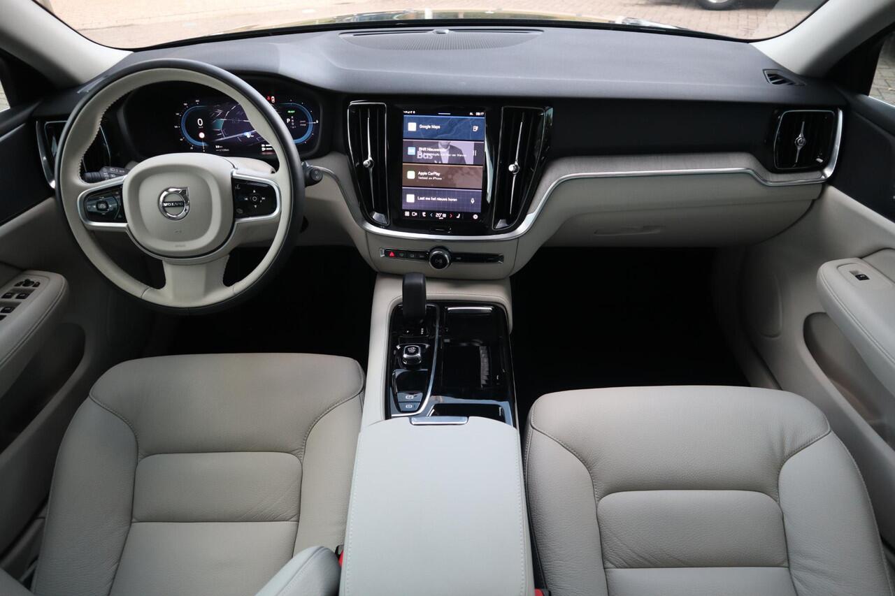 Volvo V60 2.0 T6 Plug-in hybrid AWD Essential Edition | 19'' Glossy Black Wielen| Adaptieve Cruise Control met Pilot Assist| Stoelverwarming voor + achter| Stuurwielverwarming| Dodehoekdetectie|