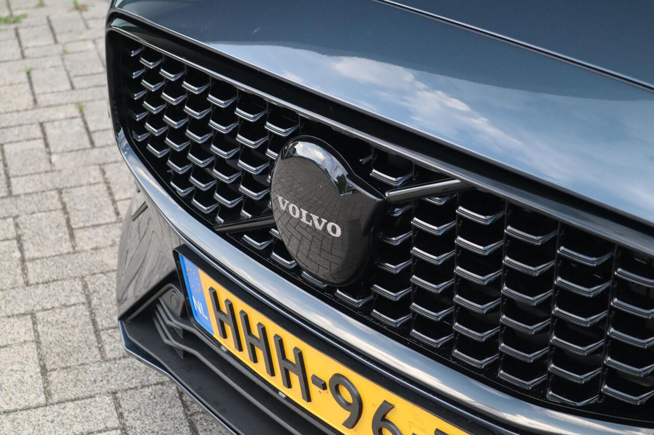 Volvo V60 2.0 T6 Plug-in hybrid AWD Essential Edition | 19'' Glossy Black Wielen| Adaptieve Cruise Control met Pilot Assist| Stoelverwarming voor + achter| Stuurwielverwarming| Dodehoekdetectie|