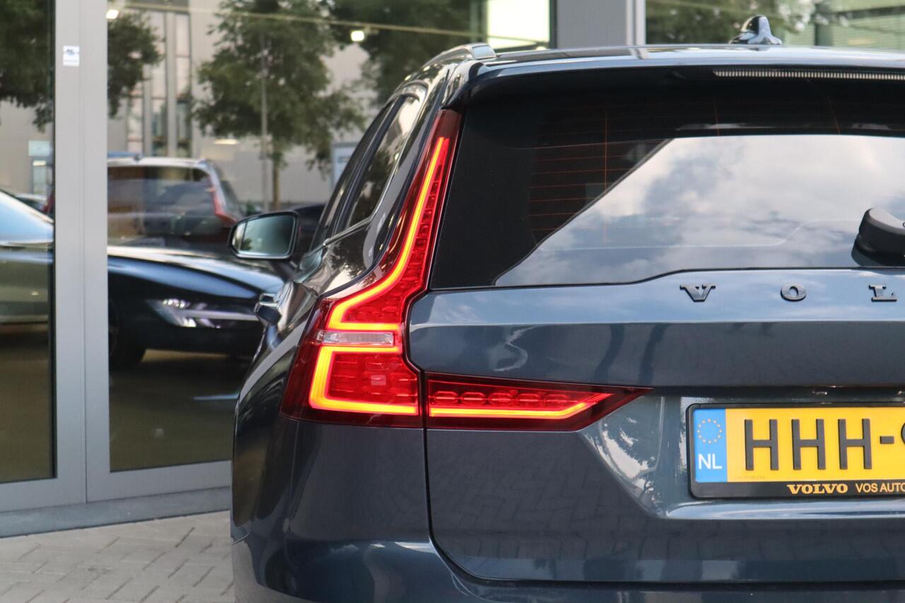 Volvo V60 2.0 T6 Plug-in hybrid AWD Essential Edition | 19'' Glossy Black Wielen| Adaptieve Cruise Control met Pilot Assist| Stoelverwarming voor + achter| Stuurwielverwarming| Dodehoekdetectie|