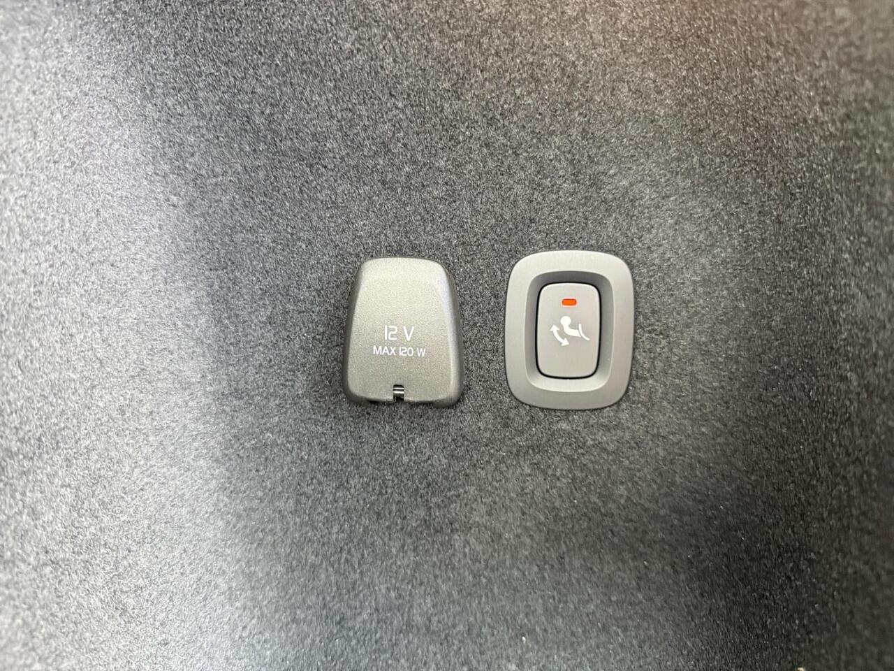 Volvo V60 2.0 T6 Plug-in hybrid AWD Plus Dark | Stoelverwarming | Sportstoelen | Trekhaak | Verwarmbare voorruit |