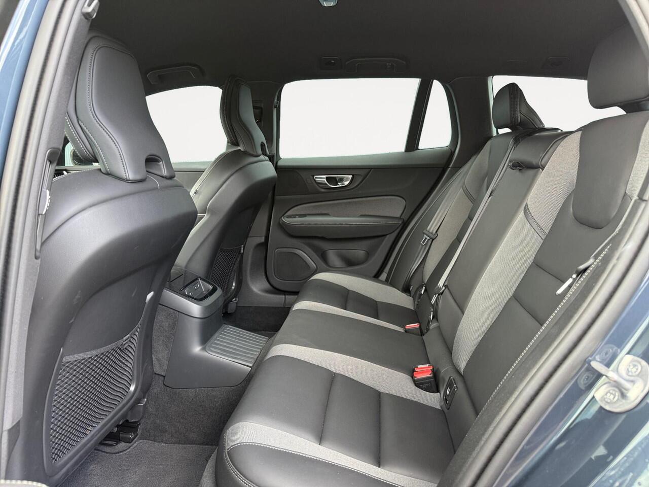 Volvo V60 2.0 T6 Plug-in hybrid AWD Plus Dark | Stoelverwarming | Sportstoelen | Trekhaak | Verwarmbare voorruit |