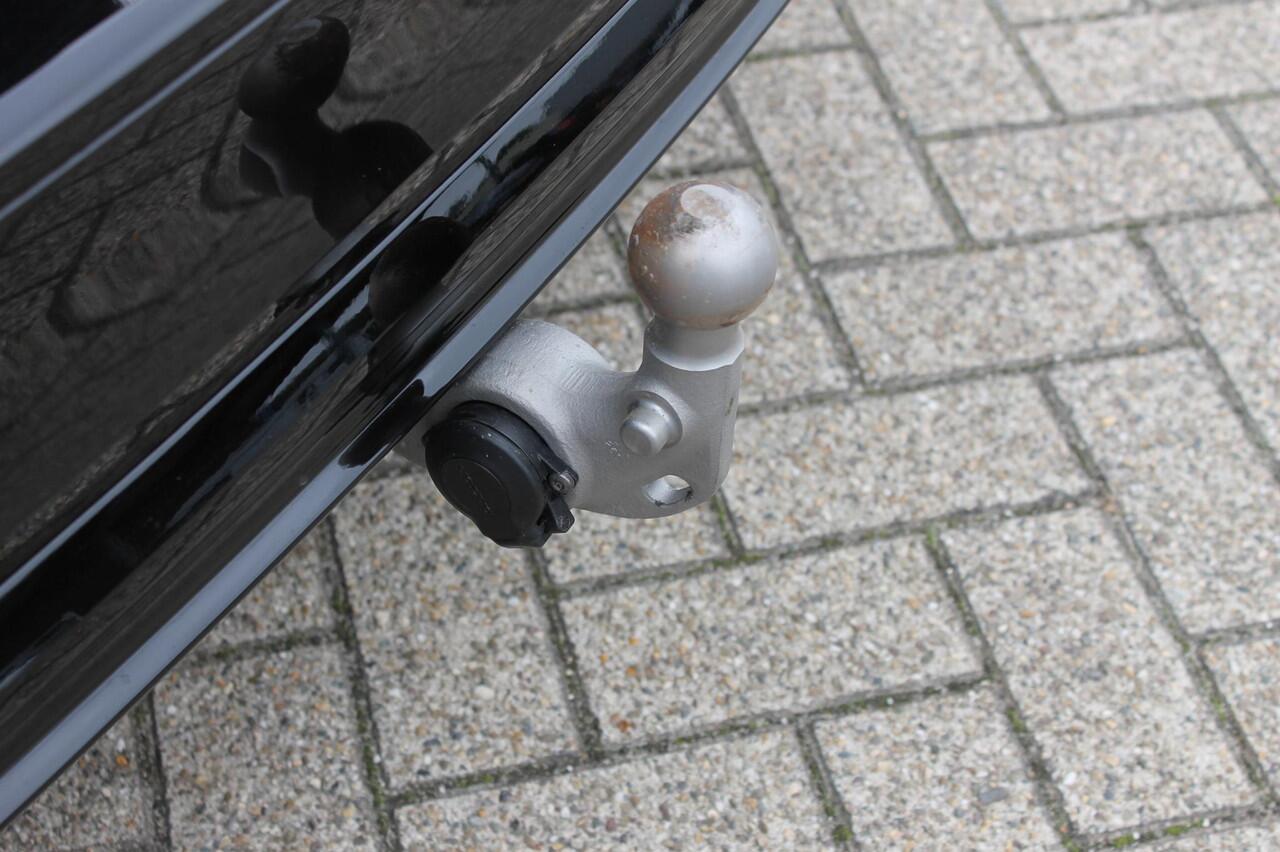 Volvo V60 T6 350PK Autm. Plug-in hybrid AWD Plus Dark Long Range / Google infotainment / Semi elekrisch wegklapbare trekhaak / Verwarmbare voorruit / Elektrisch bedienbare voorstoelen met geheugen / Verwarmbare voorstoelen